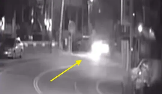 轎車高速行駛往電線桿方向撞過去。民眾提供