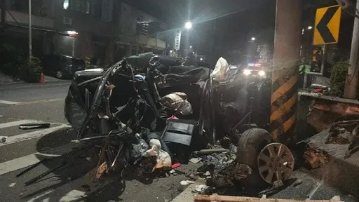 時速159撞電桿驚悚影片　酒駕夫倖存、妻拋飛亡