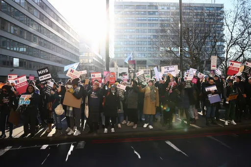 「加薪才活得下去！」英國護理師空前大罷工　抗議薪資不足人力短缺
