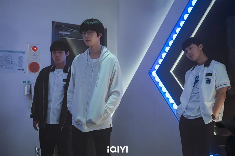 朴志訓（左起）、洪慶、崔顯旭劇中原本是好友，因為忌妒而分崩離析。愛奇藝國際站提供