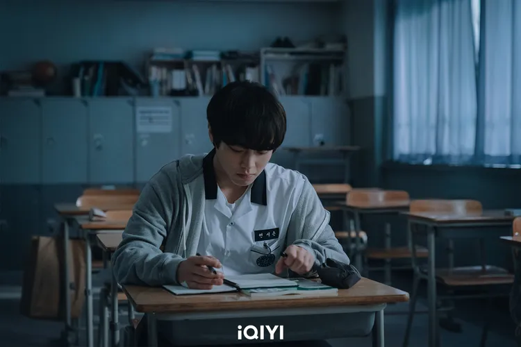 朴志訓特地訓練肢體動作，刻意讓肩膀看起來一高一低。愛奇藝國際站提供