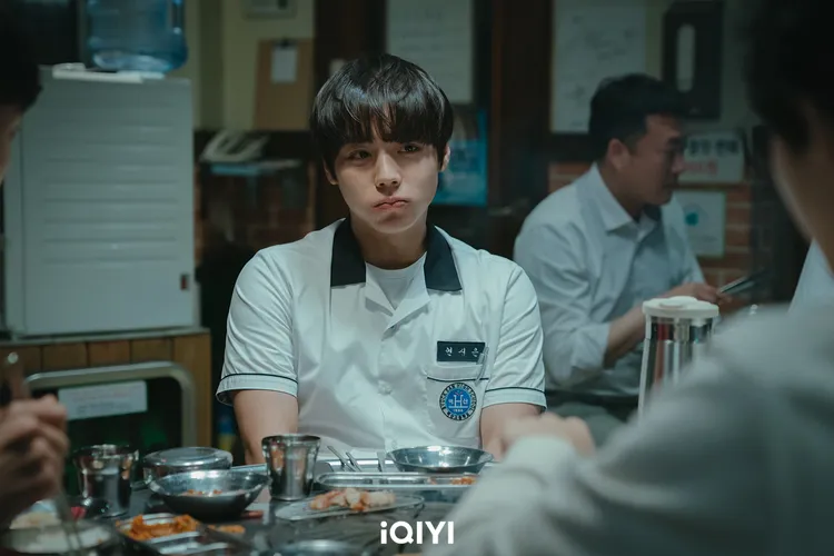 朴志訓劇中是沉默寡言的模範生。愛奇藝國際站提供