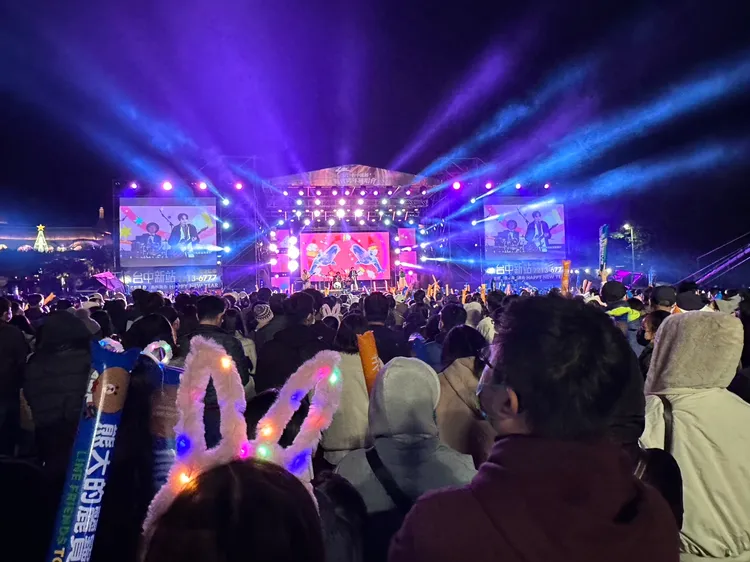 麗寶跨年活動晚間已湧入三萬人，預估越夜越美麗，預估將增加到五萬人。麗寶提供