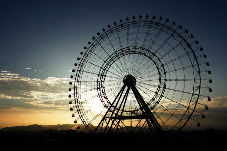 民眾在跨年過後，還可等待清晨時刻，搭乘摩天輪迎接2023年第一道曙光。麗寶提供