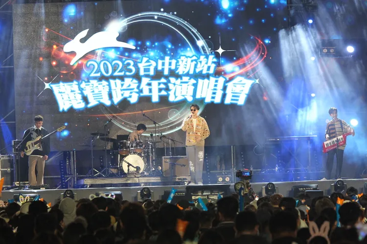 冰球樂團登場。張喆喜攝