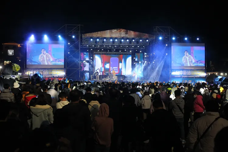 晚會現場擠爆人潮高達3萬人。張喆喜攝