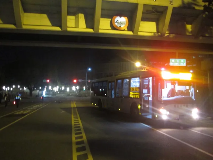 市議員周永鴻批台中豐原客運司機昨疑轉彎不慎撞到行人造成二死一傷悲劇，但該客運公車評鑑卻遭交通局列甲等。民眾提供