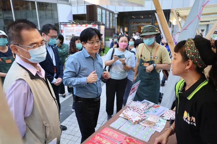雲嘉南分署長劉邦棟與市政勞工局長王鑫基都到現場為庇護工場夥伴們加油打氣。勞動部雲嘉南分署提供