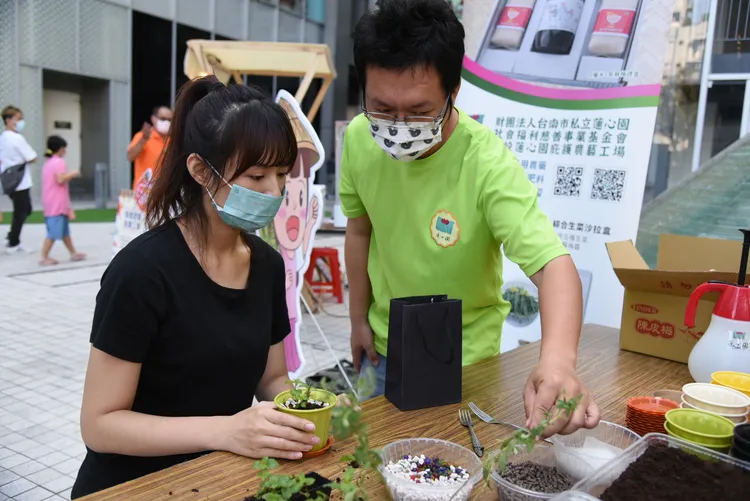 教民眾體驗植栽DIY。勞動部雲嘉南分署提供