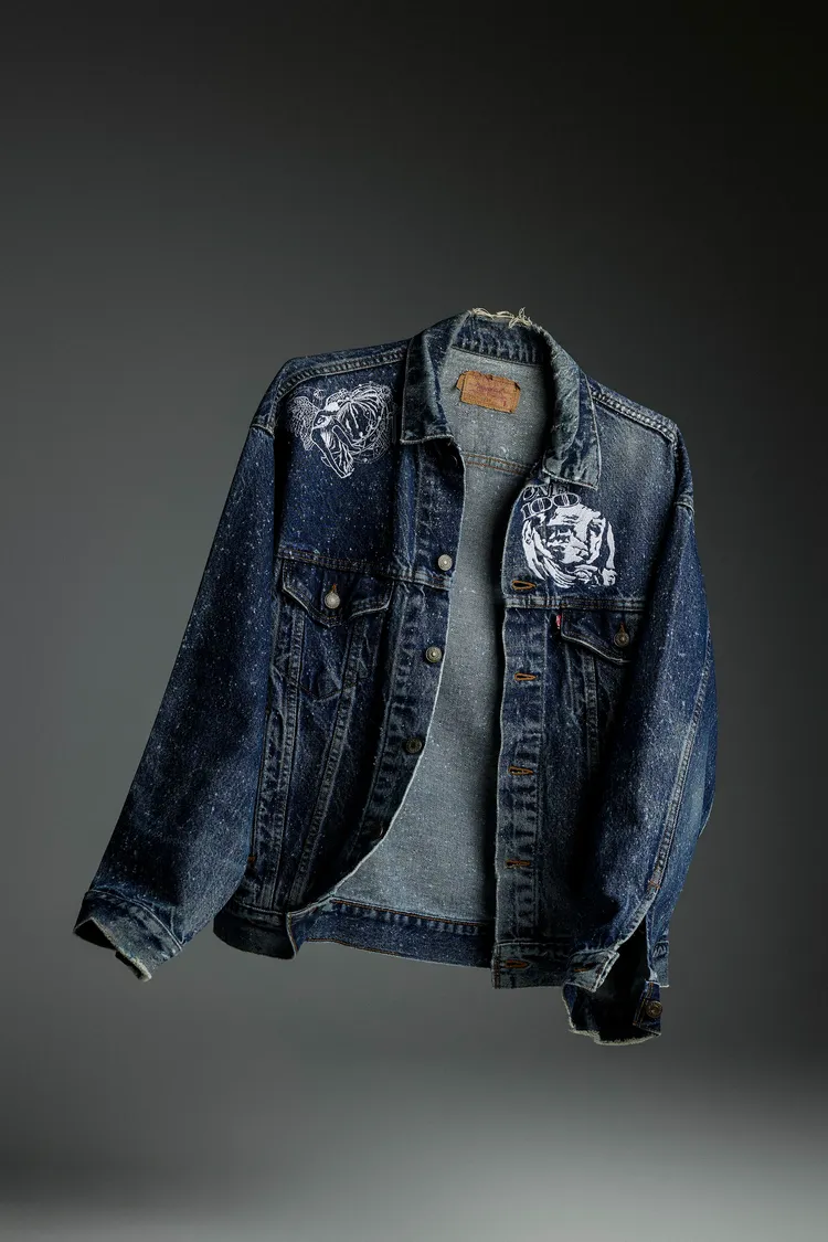 高爾宣以自己身上刺青為靈感，在丹寧外套胸前繡上美元大鈔上的肖像人物班傑明富蘭克林，以及臥倒在皇冠上哭泣的天使。品牌提供