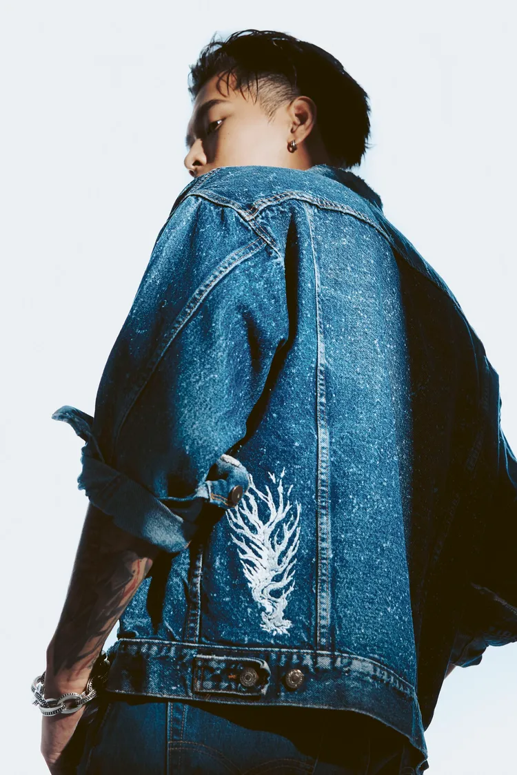 高爾宣繡在外套上的樹基及蘭花圖騰，分別代表了父母，如同家人給予他源源不絕的力量。品牌提供