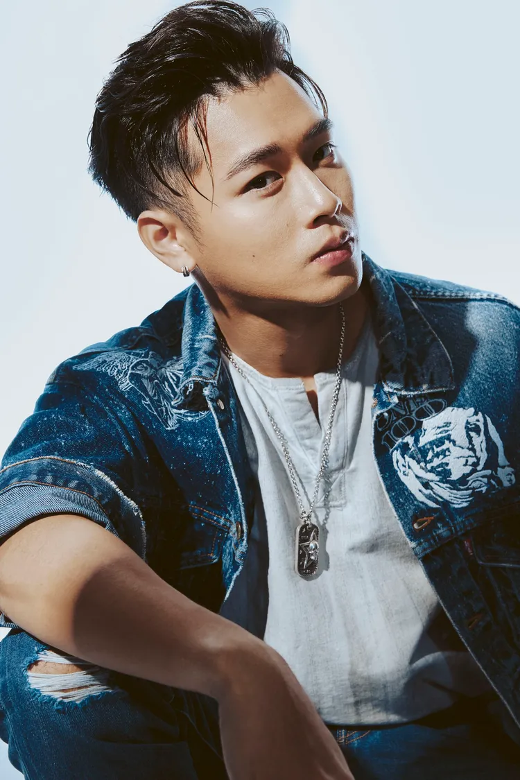 高爾宣穿上美國丹寧大廠LEVI’S的Authorized Vintage系列Trucker Type III外套，並透過Tailor Shop客製化服務打造出獨一無二的造型。品牌提供