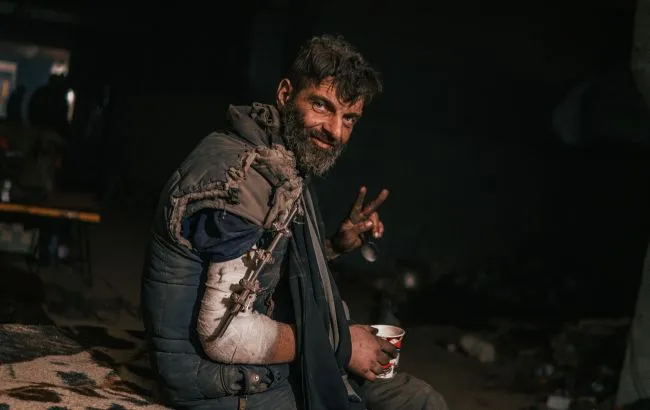 烏克蘭民兵困守馬立波的亞速鋼鐵廠，即使彈盡援絕仍露出表現毫不屈服的模樣。路透社