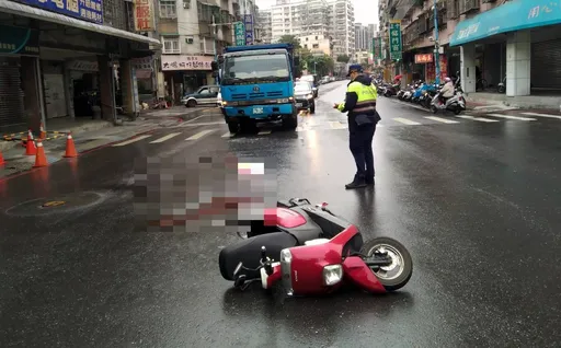 驚悚影片曝光！箱型車肇事又被砂石車追撞　倒地女騎士慘遭輾命危