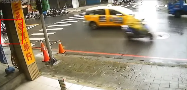 李女切入內側車道（紅框）。翻攝臉書爆怨2公社