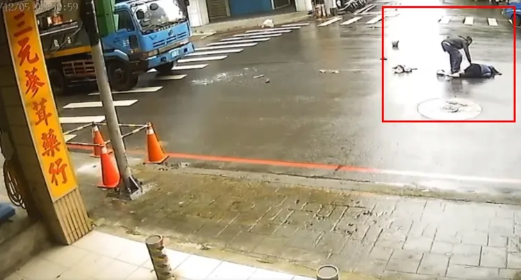 陳男下車了解李女的狀況。翻攝臉書爆怨2公社