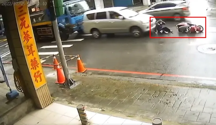 李女起身後摸著頭（紅框）。翻攝臉書爆怨2公社