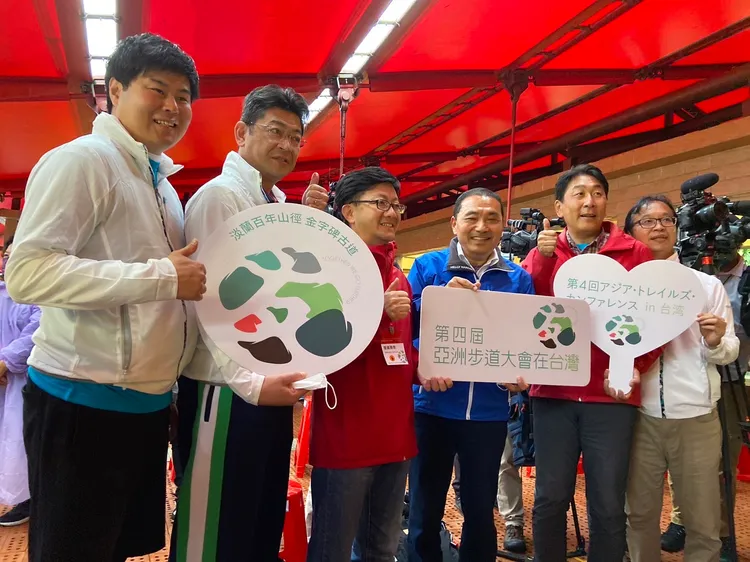 新北市市長侯友宜與日本宮城縣代表團、韓國濟州偶來基金會、韓國步道協會代表進行合照。新北市政府提供