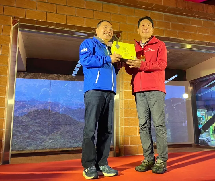 新北市市長侯友宜與日本宮城縣議員高橋宗雙方互贈禮物。新北市府提供