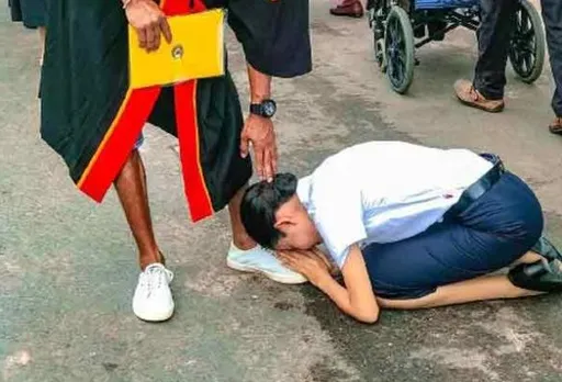 正妹畢業跪謝男子!「五體投地大禮」超惹眼 背後故事讓眾人濕了眼眶