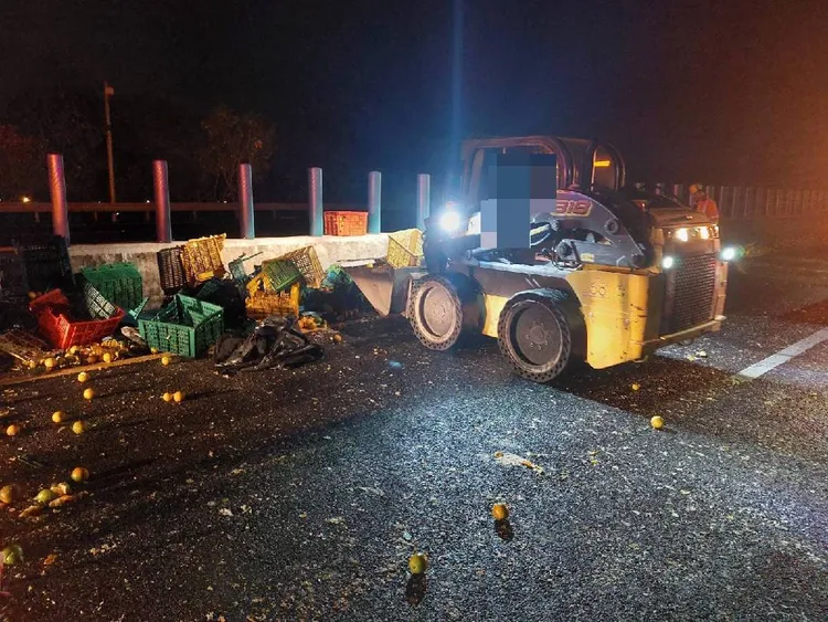 警方找來堆土機清除散落的橘子和柳丁。警方提供