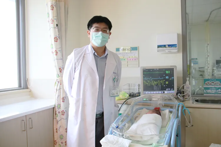 簡佑軒醫師說明孩子出院後仍需持續追蹤，若有異狀要接受早療復健。輔大醫院提供