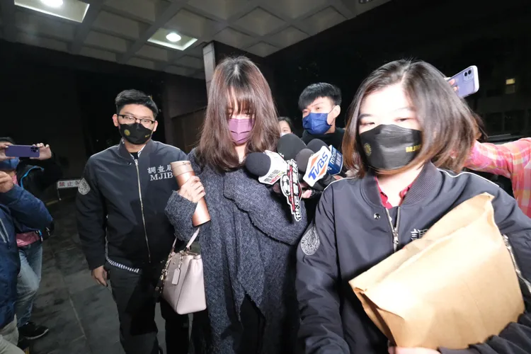 王郁文被移送北檢複訊一路遮臉。陳志淵攝