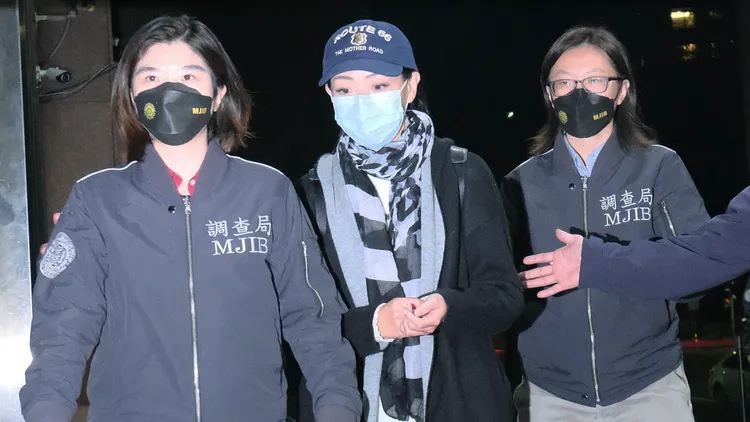 高虹安綁著馬尾、戴著鴨舌帽移送複訊。陳志淵攝