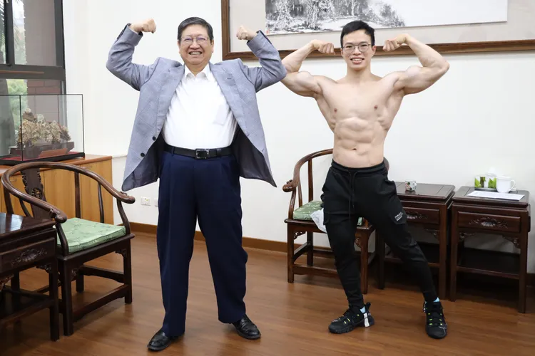 新竹縣長楊文科（左）和劉明毅（右）一起擺出比賽指定動作。新竹縣政府提供