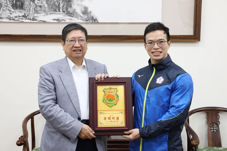 新竹縣長楊文科（左）送上獎牌，恭賀劉明毅勇奪「IFBB國際健美總會世界錦標賽」男子形體組170公分級金牌。新竹縣政府提供