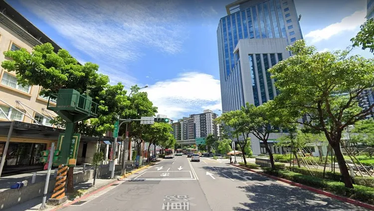 中研院生活圈在南軟一帶因房價較低，總價千萬元左右即可入手套房產品，預算4000萬元內仍有機會入手大樓2、3房，成為換屋族前進南港的首選。翻攝Google map