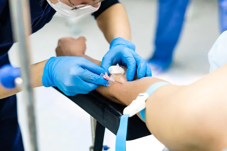 重度海洋性貧血患者必須每2到4周定期輸血治療。台灣海洋性貧血協會提供