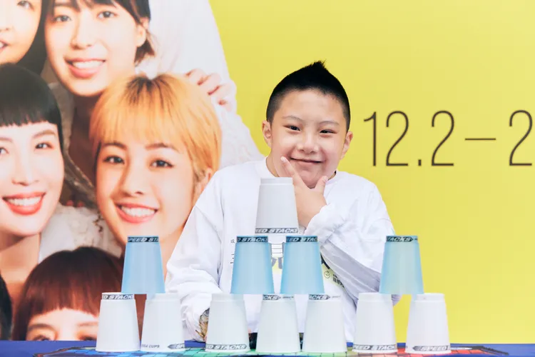 罕病顱顏兒陳懷恩，同時是總統教育獎得主及疊杯冠軍。羅慧夫基金會提供