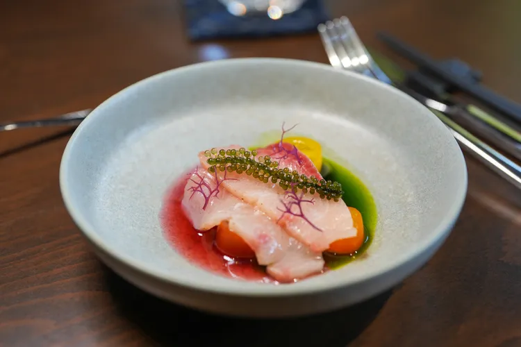 「青魽 番茄 鹹檸檬」略帶熟成的滋味，有別於坊間生魚片。田欣雲攝