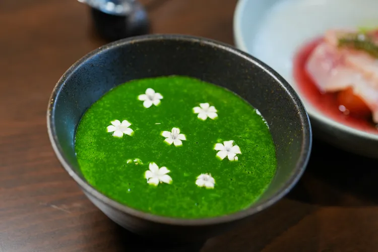 「南瓜 蟹 山茼蒿」那綠蓉蓉的山茼蒿泥之下，藏著南瓜布丁泥和秋蟹細肉。田欣雲攝