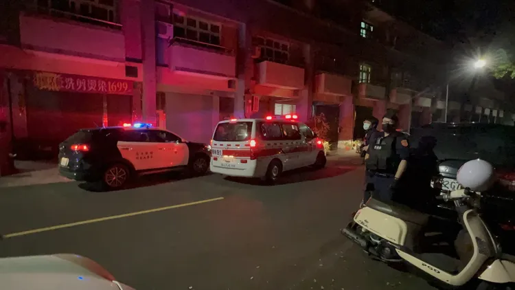 救護車駛離不久又馬上停在路中。民眾提供