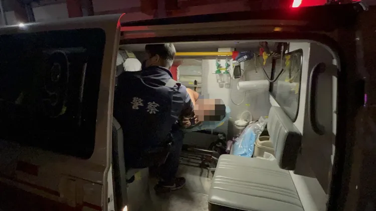 鬧事醉男被警員上銬壓制在救護車上。民眾提供
