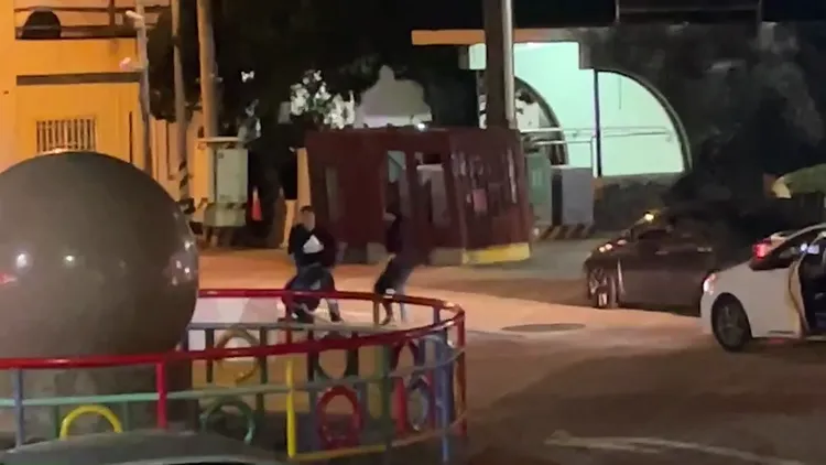 雙方在火車站前廣場追逐互毆。翻攝記者爆料網