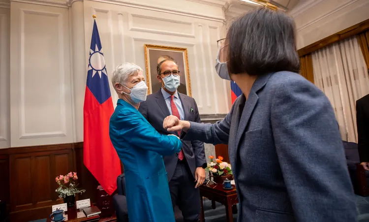 前德國聯邦國會議員貝克和蔡英文碰肘打招呼。總統府提供