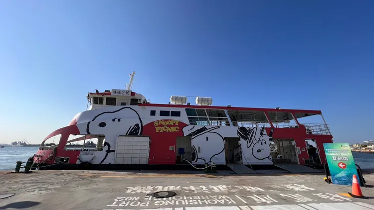 高雄港渡輪旗福二號船身已彩繪上史努比。高市府提供