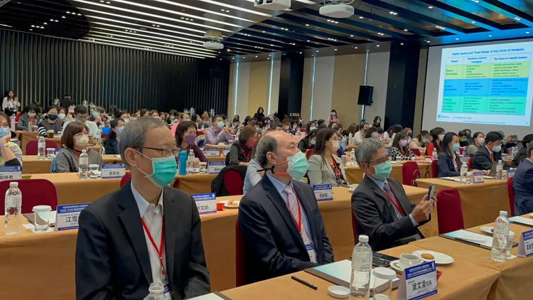 國立陽明交通大學附設醫院「COVID-19後疫情防治作為和醫療數位轉型」國際研討會，今天在礁溪老爺酒店登場，國內外專家學者參與。陽明交大醫院提供
