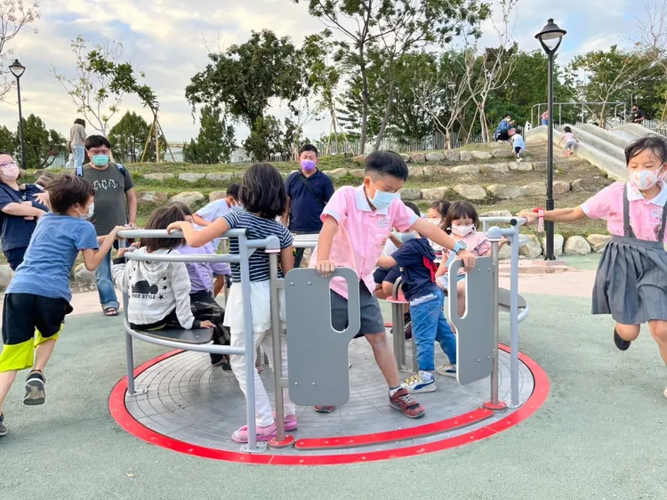 馬卡龍公園每項遊憩設施假日經常擠滿人。台中市政府提供