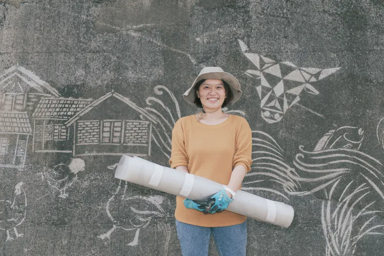 藝術家葉佩如規劃「緣溪行垢圖工作坊」，引導學員將溪流記憶化為垢圖創作。市府提供