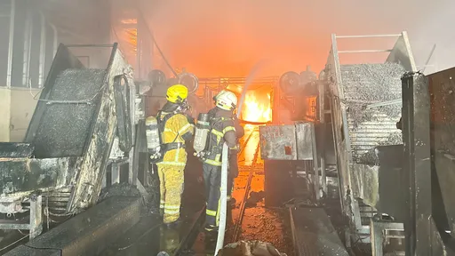 聖誕節不平靜！高雄梓官螺絲工廠大火濃煙竄天　52勇消冒險搶救