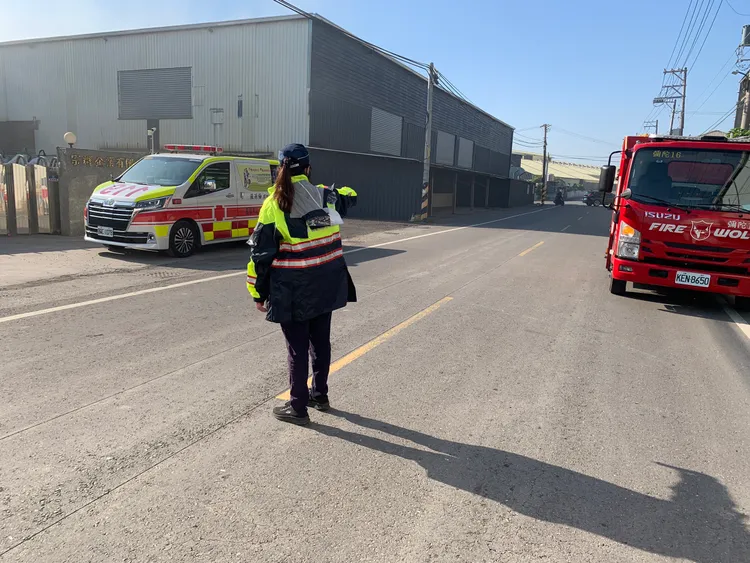 警方派人在現場管制交通。讀者提供