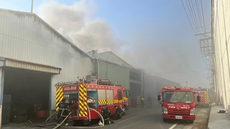 消防人員趕抵現場時，不斷有濃煙從廠房竄出。讀者提供