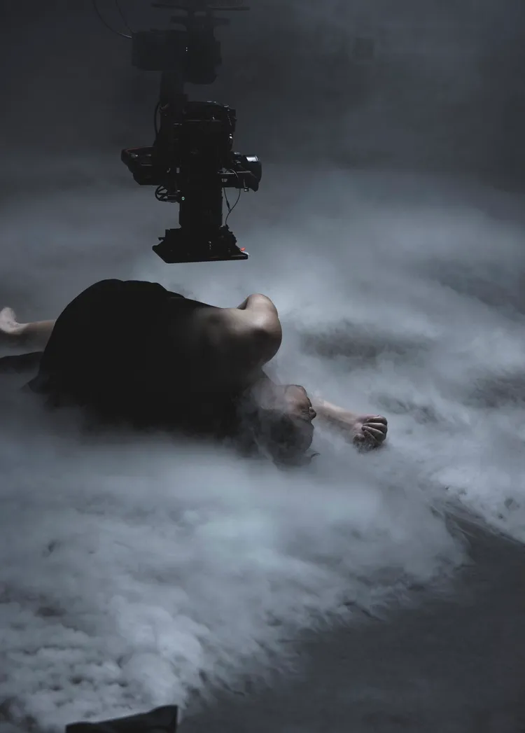 陳奕迅裸體上陣，MV拍得很有意境。EAS Music提供