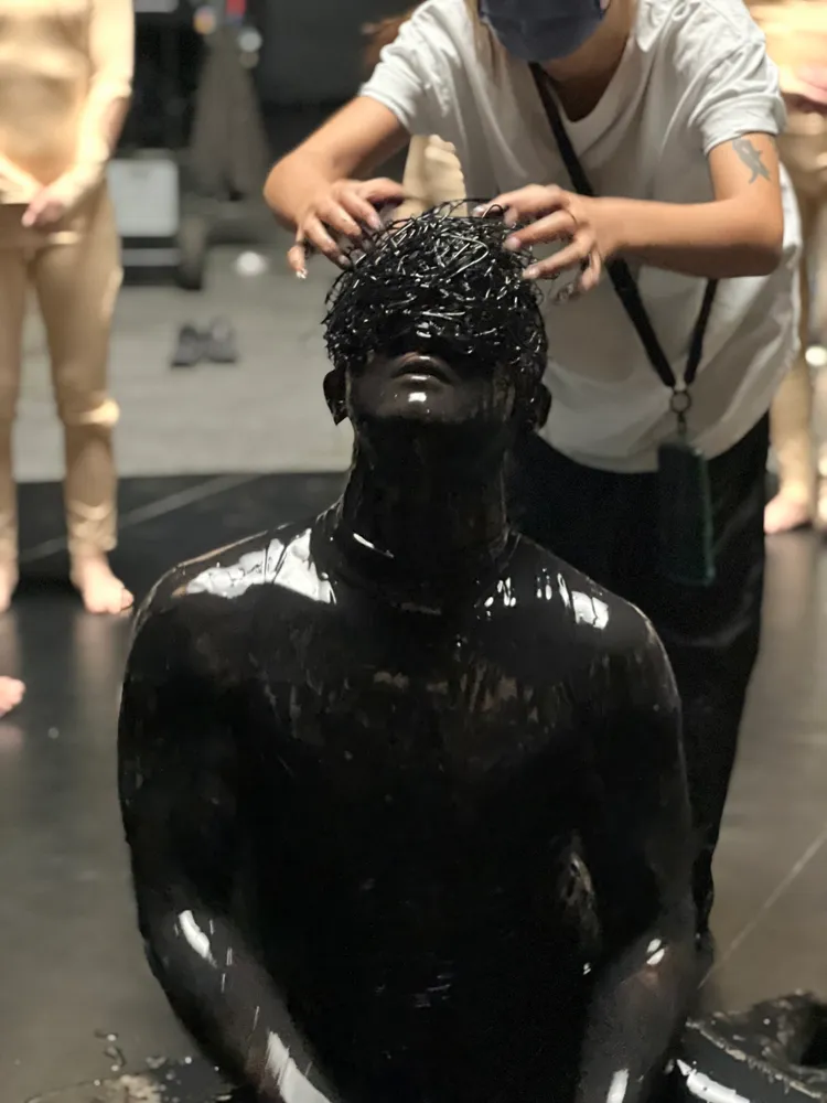 陳奕迅被潑一身黑漿，效果驚人。EAS Music提供