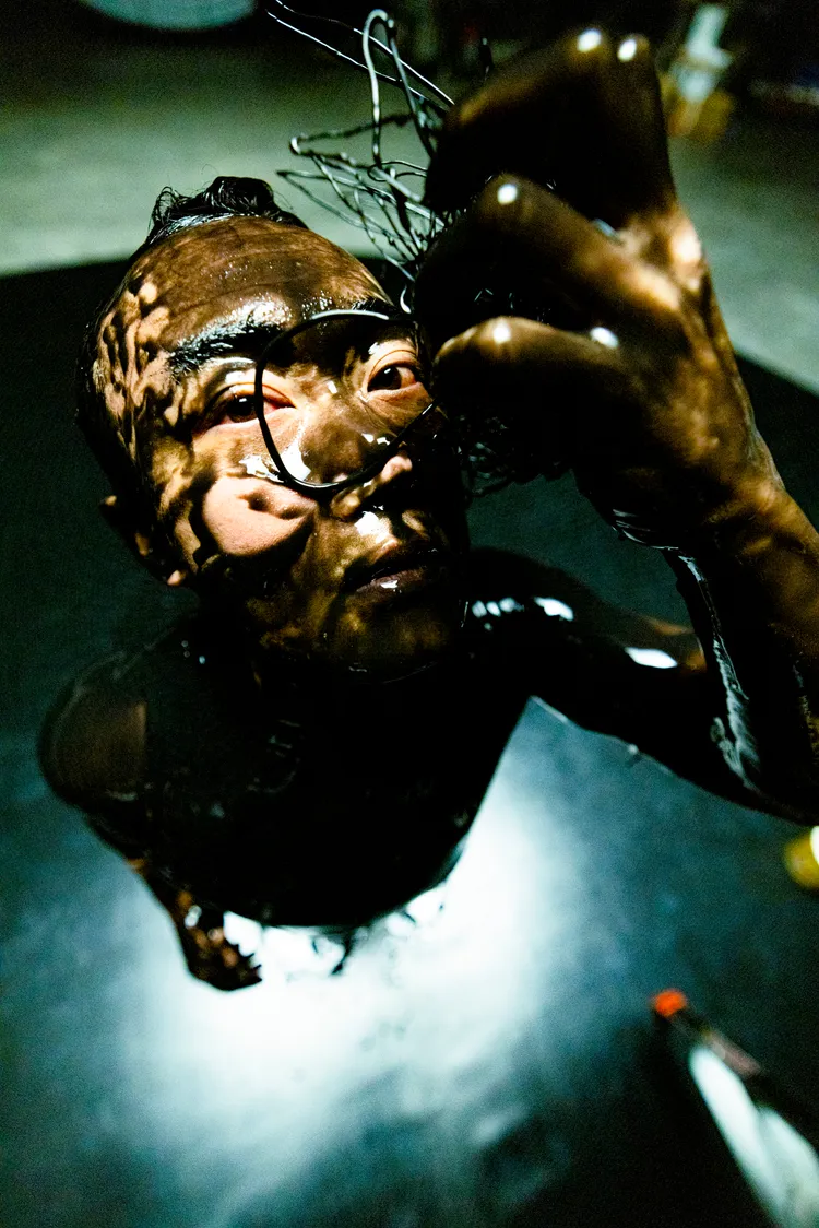 陳奕迅在新歌MV被潑得一身黑，模樣驚人。EAS Music提供