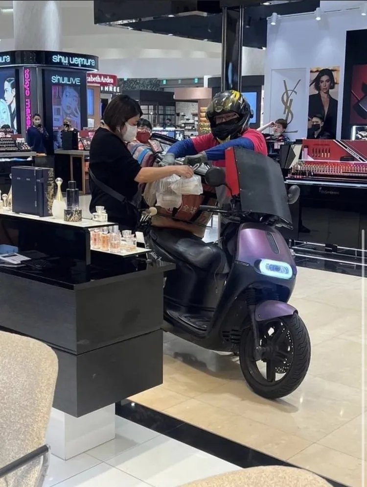 外送員牽車進漢神巨蛋百貨內，直抵化妝品專櫃區。翻攝自臉書外送員的奇聞怪事